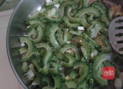 盐蛋山苦瓜的做法图解2