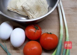 番茄豆包蔬菜汤的做法图解1