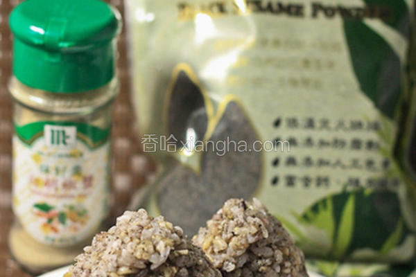 黑芝麻胡椒盐饭团