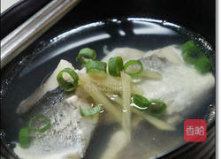 姜丝鲈鱼汤的做法图解2