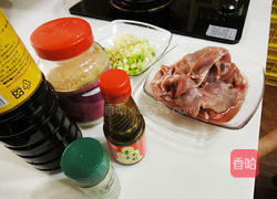 酱烧梅花肉片的做法图解1