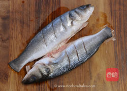 香菇姜丝烩汁蒸鱼的做法图解1