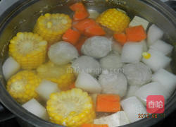 萝卜玉米汤的做法图解2