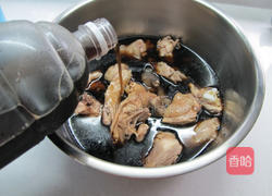 凉粉草鸡汤的做法图解2