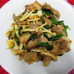 九层塔猪肉雪白菇的做法[图]