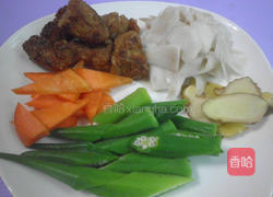 酸笋片儿烩素肉块的做法图解3