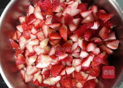 草莓果酱的做法图解1