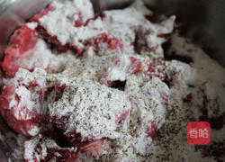 红酒炖牛肉的做法图解1