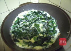 海带芽煎蛋的做法图解2