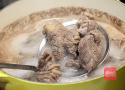 番茄蘑菇炖牛腩的做法图解1