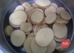 香煎迷迭香马铃薯的做法图解2