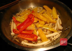 甜椒烩菇的做法图解2