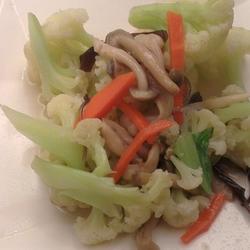 海鲜菇炒白花椰的做法[图]