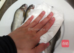 干煎香鱼的做法图解1