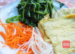 豆皮菠菜卷的做法图解1