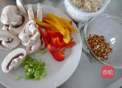 松子彩椒海味饭的做法图解2