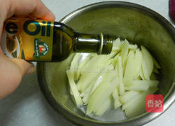 拌橄榄油的做法图解3