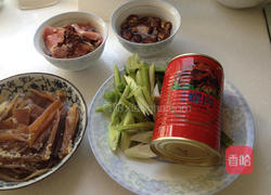 年菜鱿鱼螺肉蒜汤的做法图解1