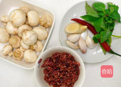 九层塔辣牛蘑菇的做法图解1