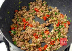 九层塔辣牛蘑菇的做法图解5