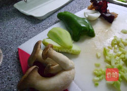 蔬菜鲑鱼炒饭的做法图解3