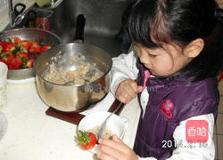 草莓炼奶燕麦粥的做法图解1