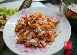 蔬菜鲑鱼炒饭的做法图解4