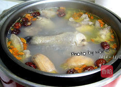 柿饼炖鸡汤的做法图解3