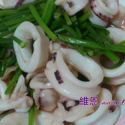 韭菜花鲜炒乌贼的做法[图]