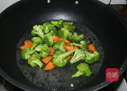 花椰菜鲜虾沙拉的做法图解1