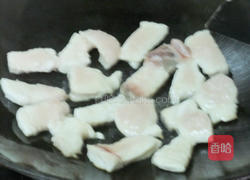 芹菜蒜味炒鲨鱼肉的做法图解1