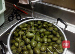 腌橄榄的做法图解1