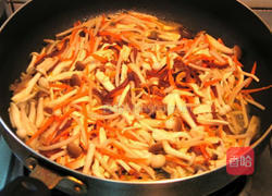 菇菇三丝海苔卷的做法图解2