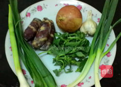 洋葱炒香肠的做法图解1