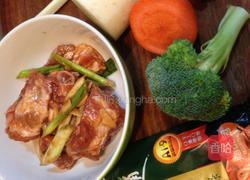 葱烧排骨面的做法图解1