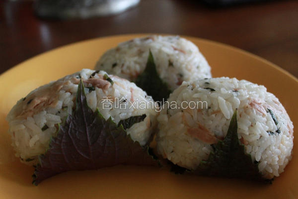 紫苏鲔鱼饭团