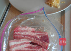 红酒炖排骨的做法图解1