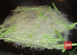 蒜酥墨鱼四季豆的做法图解3