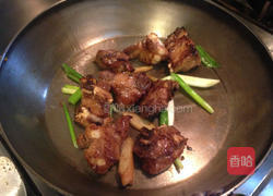 葱烧排骨面的做法图解3