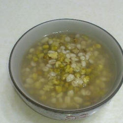 绿豆薏仁汤的做法[图]