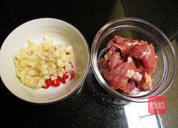 京酱烧肉拌面的做法图解1