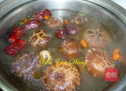 蜜枣花菇鸡汤的做法图解5