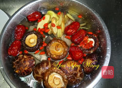 蜜枣花菇鸡汤的做法图解3