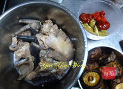 蜜枣花菇鸡汤的做法图解1