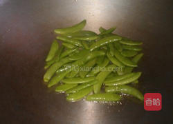 干贝蟹肉炒甜豆的做法图解2