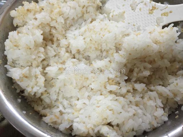 蒸熟的米饭趁热倒入寿司醋，芝麻，香油搅拌均匀备用