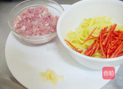 榨菜炒肉丝的做法图解1