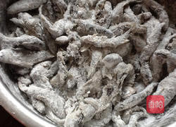 椒盐小溪鱼的做法图解5