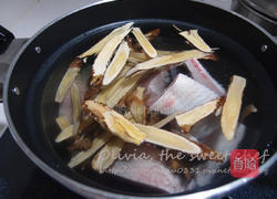 当归黄耆鱼汤的做法图解3