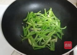 芹菜姜丝炒墨鱼的做法图解3